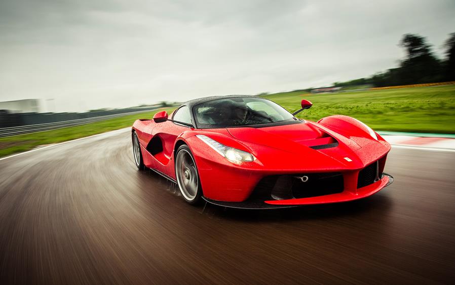 2014-ferrari-laferrari-front-three-quarter-motion-track2