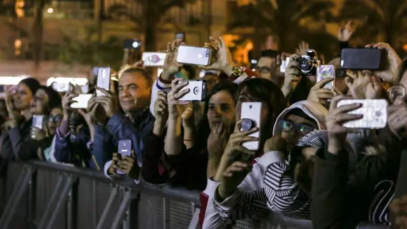 crowd-of-people-with-smartphones